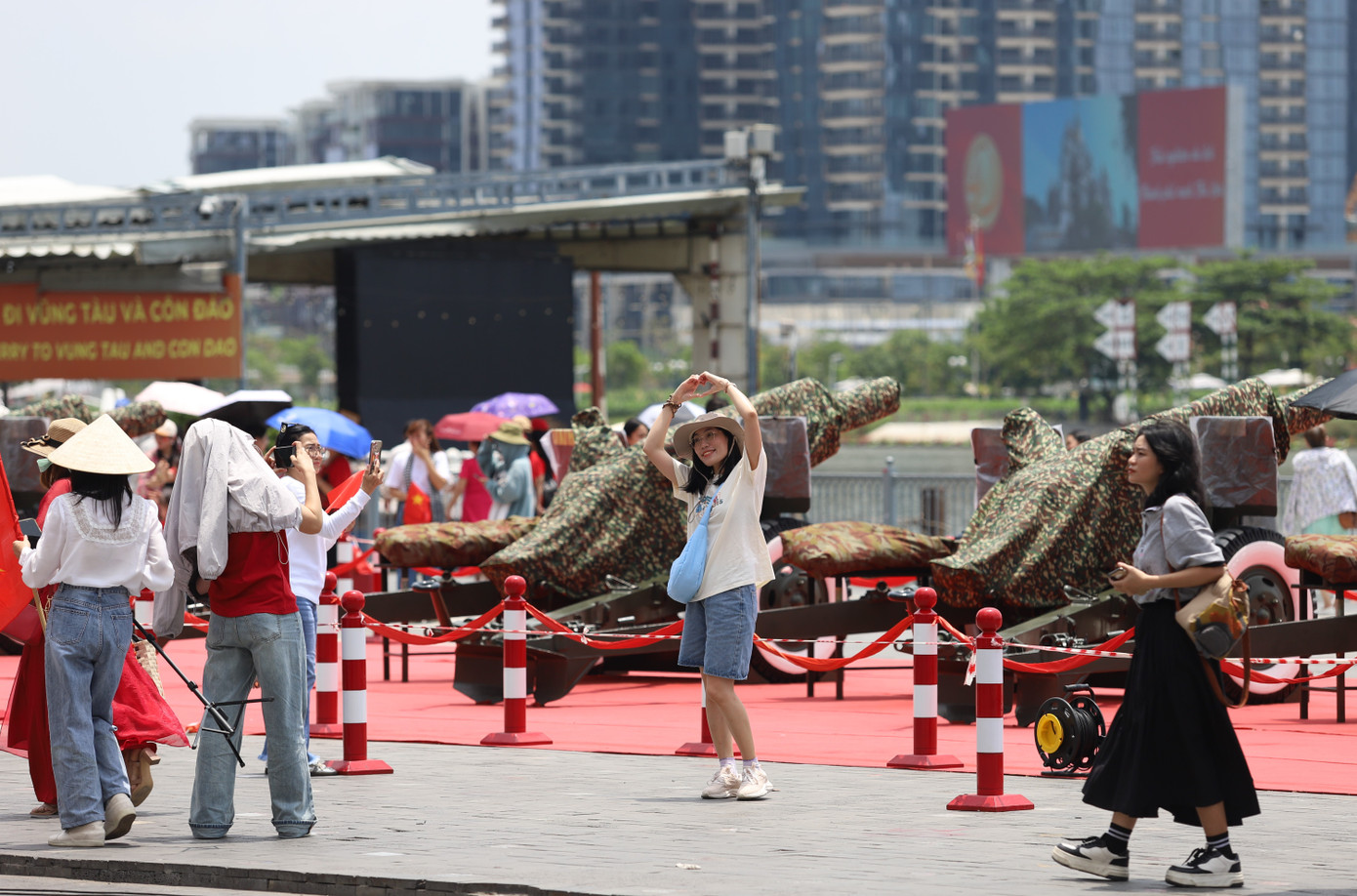 Từ đó đến nay, mỗi ngày đều có rất đông người tìm đến tham quan, chụp ảnh kỷ niệm. Ảnh: Ngô Tùng