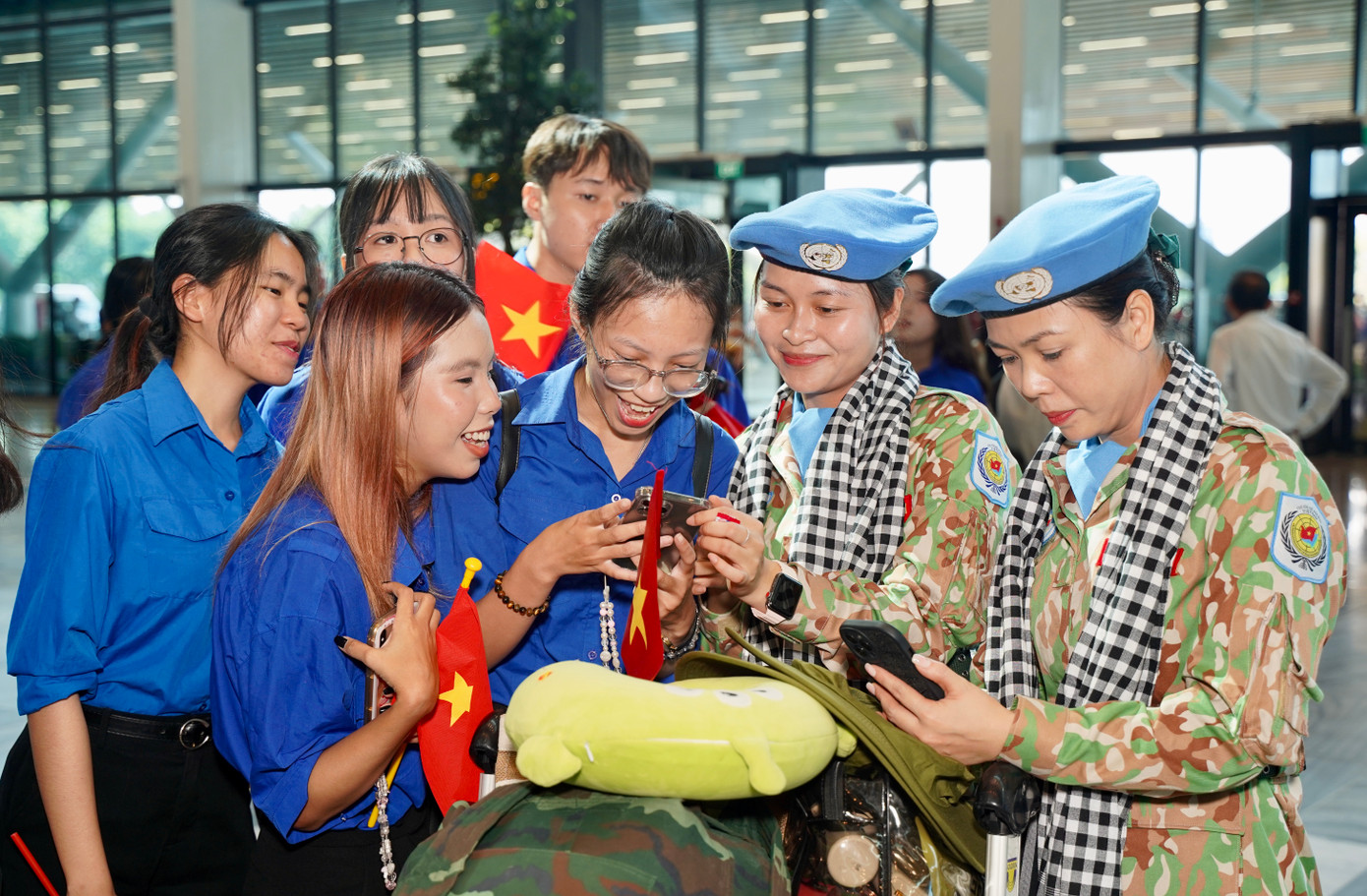 Hình ảnh thân tình, ấm áp giữa các bóng hồng quân nhân và đoàn viên thanh niên TPHCM.