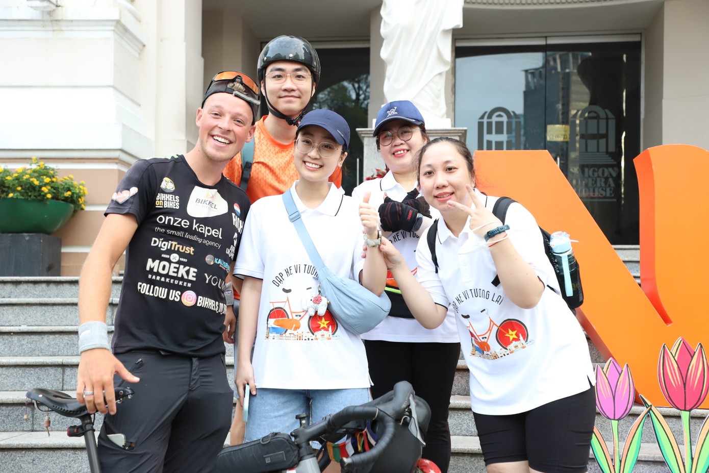 Từ lúc tập trung tại điểm xuất phát (Nhà hát Thành phố) cho đến cuối hành trình đạp xe, Rick và Sven được nhiều người trong đoàn cởi mở chia sẻ, chụp hình lưu niệm trong không khí thân tình, ấm áp.