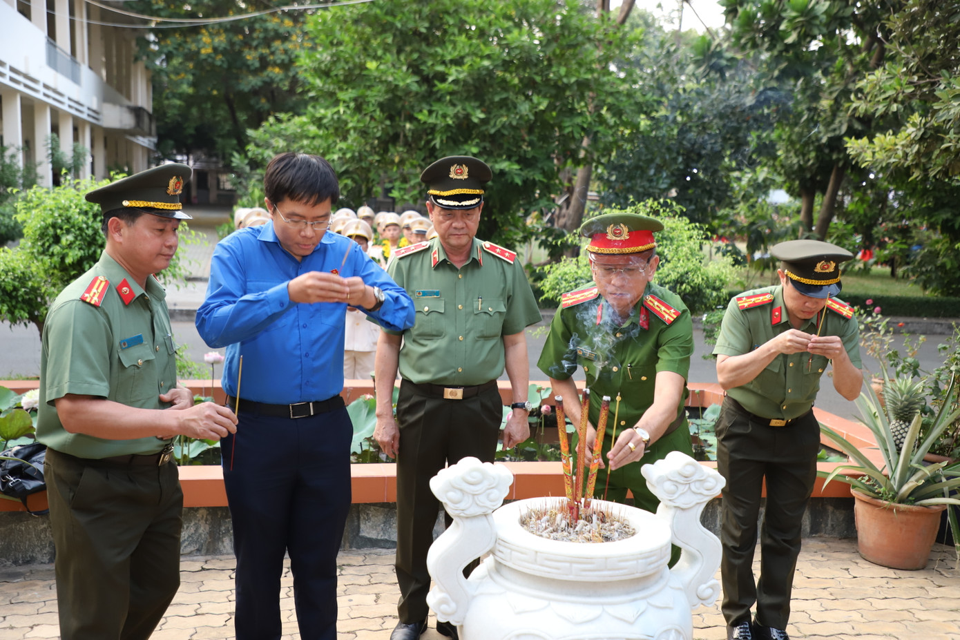 Trước buổi lễ, lãnh đạo CATP cùng 30 gương mặt trẻ tiêu biểu đã đến dâng hương, tưởng nhớ Chủ tịch Hồ Chí Minh. Ảnh: Ngô Tùng Trước buổi lễ, lãnh đạo CATP cùng 30 gương mặt trẻ tiêu biểu đã đến dâng hương, tưởng nhớ Chủ tịch Hồ Chí Minh. Ảnh: Ngô Tùng