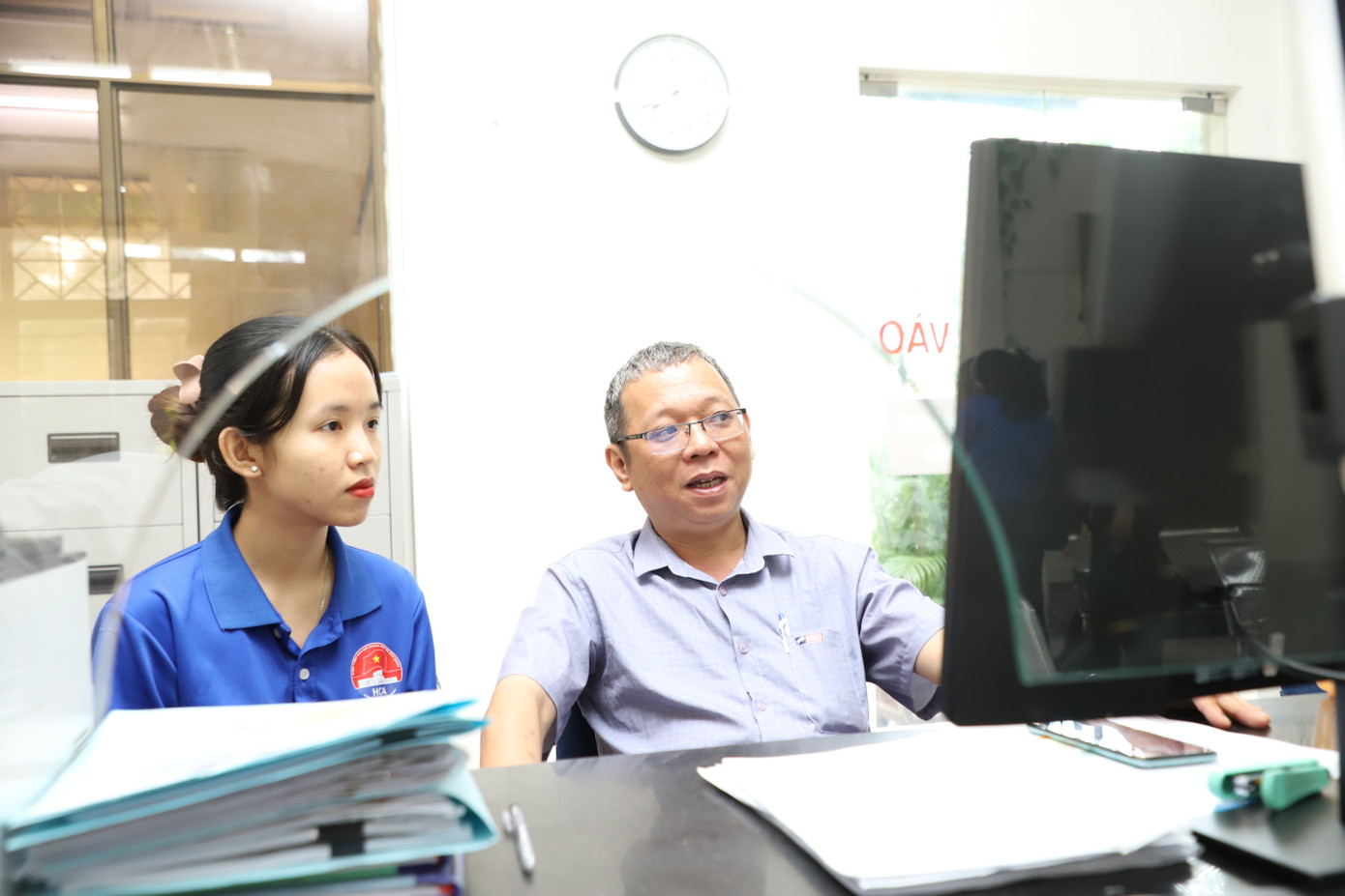 Cán bộ phường Bình Thạnh trao đổi, hướng dẫn để bạn trẻ nắm bắt công việc trong thời gian tới.