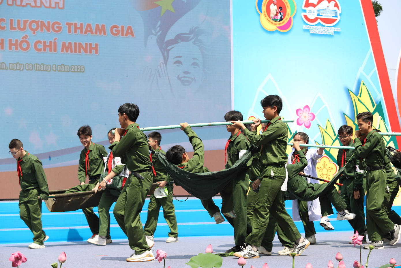 Khối chiến sĩ quân y và hậu cần - những người lặng lẽ góp sức nơi tuyến sau, luôn có mặt ở những nơi khó khăn nhất để chăm sóc thương binh, đảm bảo từng bữa ăn, giấc ngủ cho bộ đội giữa chiến trường khốc liệt. Trong cuộc kháng chiến chống Mỹ cứu nước, họ là lực lượng không thể thiếu, đặc biệt trên tuyến đường Trường Sơn huyền thoại.