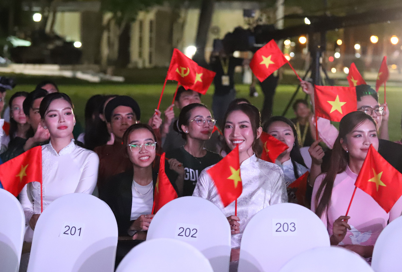 Cũng trong không khí sôi nổi hướng đến ngày lễ trọng đại của đất nước, ngay tại Dinh Độc Lập, các cơ quan, ban ngành của Trung ương và TPHCM đã tổ chức nhiều chương trình nghệ thuật, chương trình giao lưu tiếp lửa truyền thống với sự tham dự của chính những người anh hùng làm nên những chiến thắng vẻ vang trong lịch sử dân tộc ta. Trong ảnh: Chương trình Những bước chân Việt Nam với chủ đề Đường tới hòa bình do Hội Cựu chiến binh Việt Nam phối hợp Đài truyền hình TPHCM tổ chức mới đây.