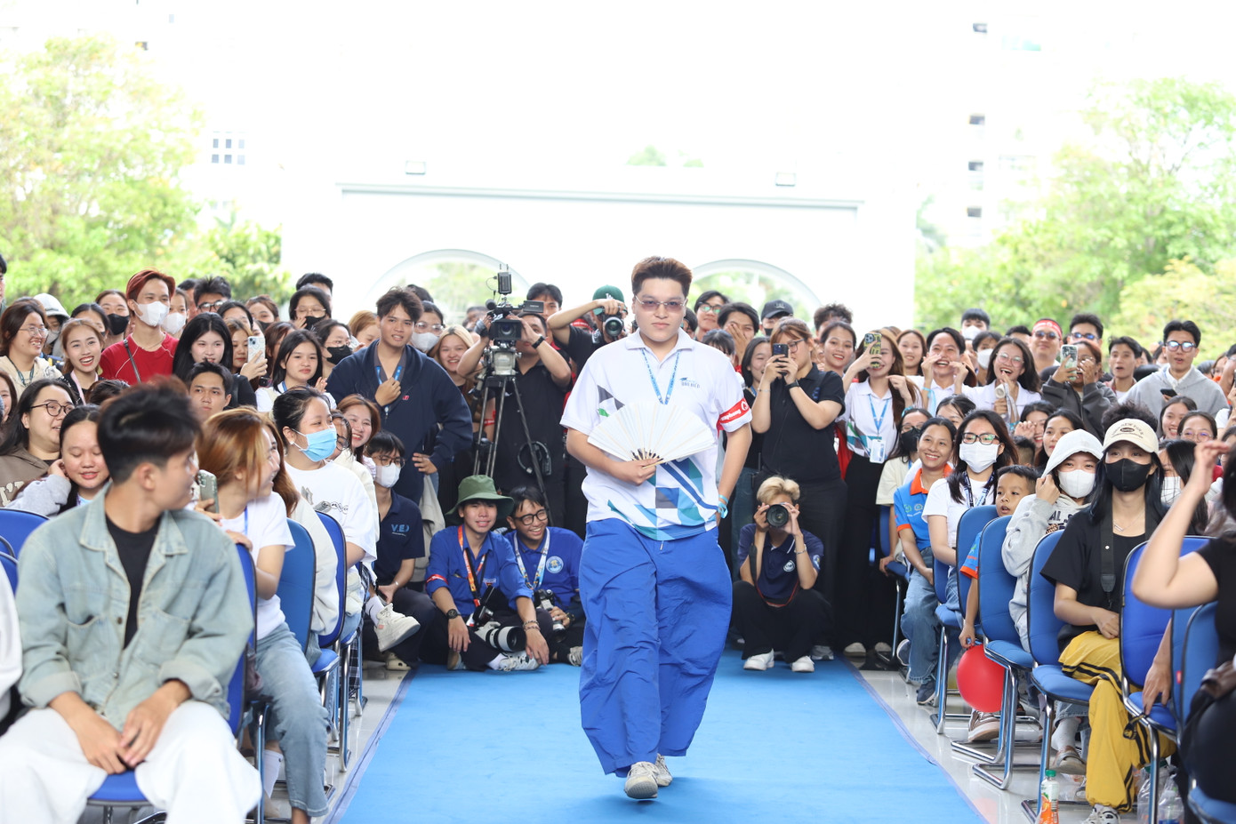 Nam thanh nữ tú Văn Hiến cùng thể hiện khả năng catwalk trước sự cổ vũ của các nghệ sĩ và đông đảo sinh viên nhà trường.