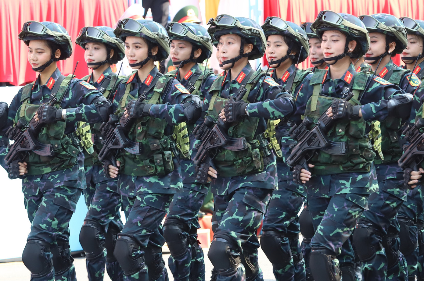 Khối nữ Chiến sĩ biệt động. Trong cuộc kháng chiến chống Mỹ cứu nước; đồng bào miền Nam thường gọi những nữ chiến sĩ gan dạ, dũng cảm, ngoan cường là nữ chiến sĩ Biệt động - những người con gái đã hy sinh cả tuổi thanh xuân đẹp nhất, bí mật gây dựng, phát triển lực lượng ngay trong lòng địch. Với nghệ thuật tác chiến “xuất quỷ, nhập thần”, mưu trí, sáng tạo; cách đánh bí mật, táo bạo, bất ngờ vào các cơ quan đầu não, căn cứ quan trọng của Mỹ, ngụy, nữ chiến sĩ Biệt động đã làm cho quân thù khiếp sợ, góp phần làm nên Đại thắng mùa Xuân năm 1975.