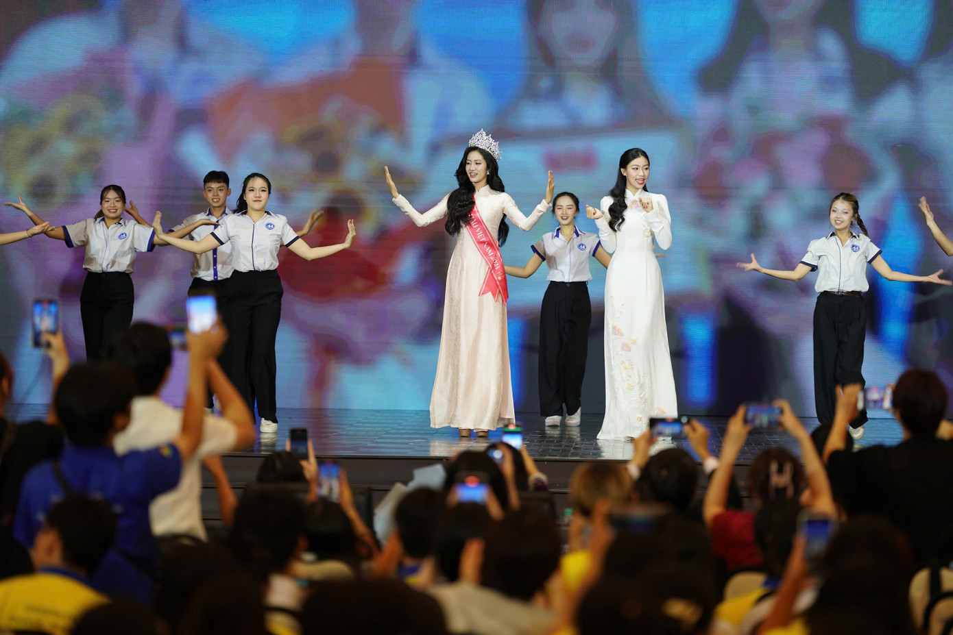 Cuối buổi gặp gỡ, Top 3 HHVN 2024 và Top 15 Trần Thị Huyền Cơ cũng tham gia phần giao lưu thân tình và bùng nổ cùng hàng nghìn sinh viên Đại học Tài chính - Marketing. Ảnh: Phạm Nguyễn. Cuối buổi gặp gỡ, Top 3 HHVN 2024 và Top 15 Trần Thị Huyền Cơ cũng tham gia phần giao lưu thân tình và bùng nổ cùng hàng nghìn sinh viên Đại học Tài chính - Marketing. Ảnh: Phạm Nguyễn.