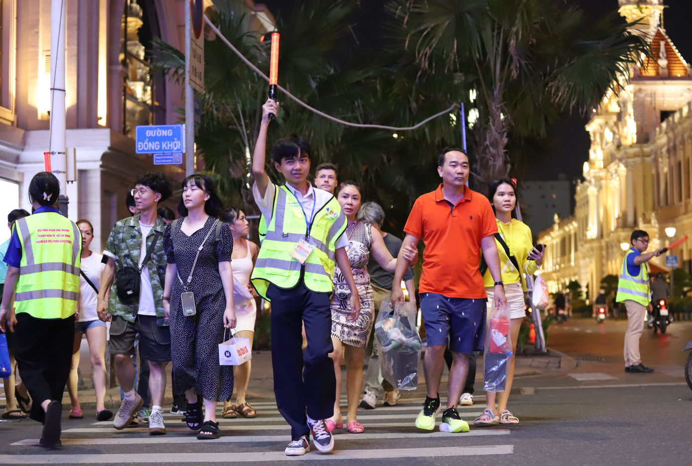 Tinh thần xung kích, năng nổ của các bạn trẻ không chỉ tạo sự an toàn, trật tự về giao thông đô thị mà còn đem đến hình ảnh một TPHCM thân thiện, mến khách, văn minh, nghĩa tình trong mắt bạn bè quốc tế khi đến thành phố.