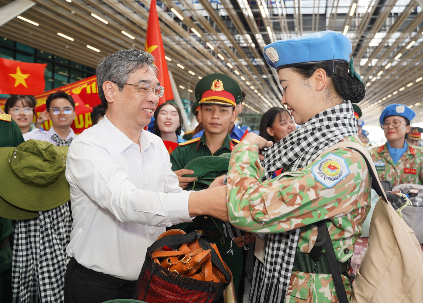 Ông Nguyễn Phước Lộc - Phó Bí thư Thành ủy, Chủ tịch Ủy ban MTTQ Việt Nam TPHCM - tặng khăn rằn, mũ tai bèo cho các quân nhân lực lượng Gìn giữ hòa bình.