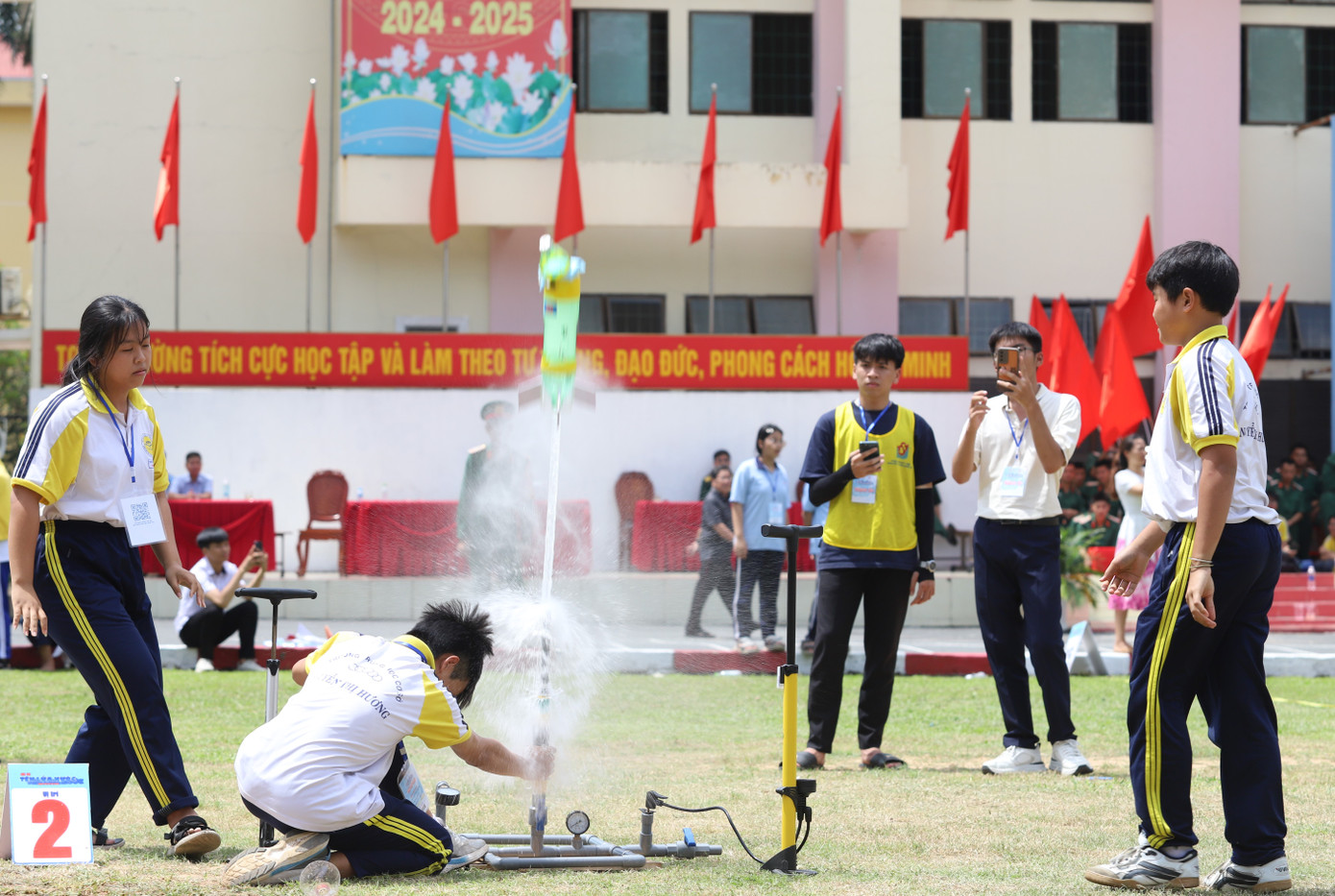 Sau khi thực hiện "đấu pháp", tên lửa nước do các nhà sáng chế nhỏ tuổi đã vút lên không trung và bung dù trên bầu trời rồi dần hạ thấp độ cao. Khoảnh khắc từng quả tên lửa nước được "khai hỏa" tạo sự thích thú với nhiều người.