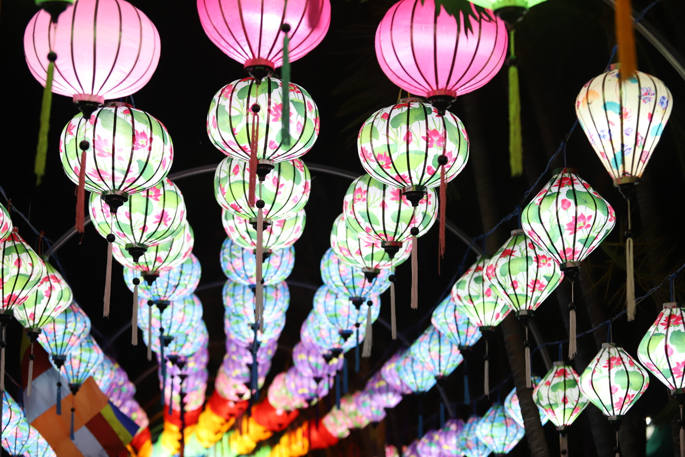 Dãy lồng đèn đa sắc màu vừa được bày biện, thiết trí dọc kênh Nhiêu Lộc (đoạn qua quận Phú Nhuận, phía trước Quan Âm tu viện).