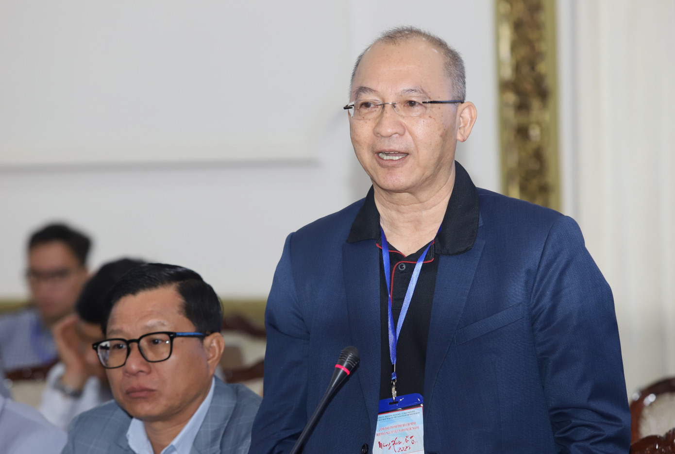 Ông Henry Bùi Xuân Hoàng trao đổi tại buổi gặp gỡ.