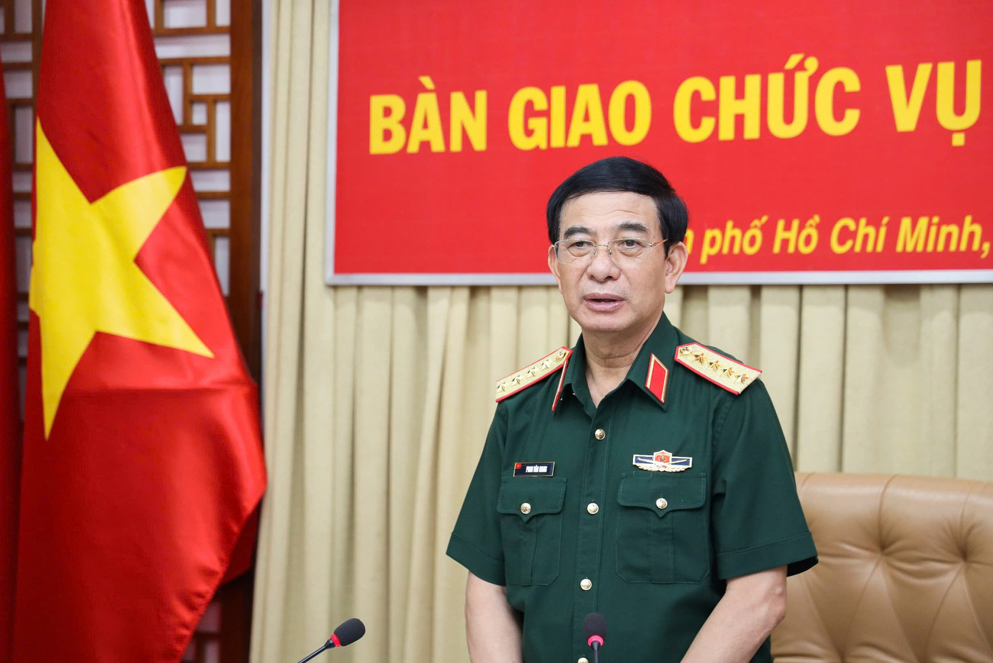 Đại tướng Phan Văn Giang trao đổi tại buổi lễ.