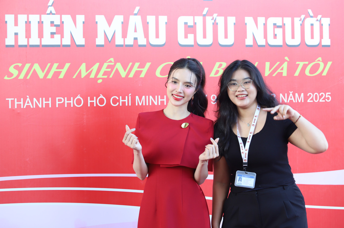 Á hậu Hạnh Nguyên nhanh chóng hòa trong bầu không khí sôi động, hào hứng cùng các bạn sinh viên.