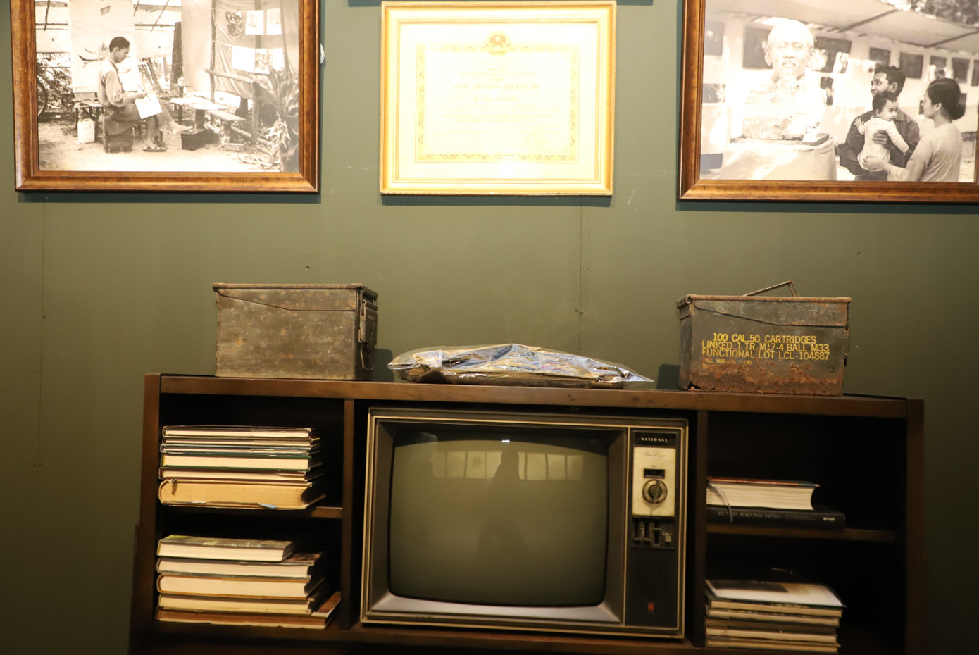 Cũng trong khói lửa chiến cuộc, họa sĩ Huỳnh Phương Đông đã giữ gìn, bảo vệ tranh của mình bằng cách cho vào các thùng đạn và chôn dưới đất để rồi về sau quay lại tìm. Tuy nhiên trong điều kiện chiến tranh thì tranh ông cũng bị thất lạc đi nhiều. Cũng trong khói lửa chiến cuộc, họa sĩ Huỳnh Phương Đông đã giữ gìn, bảo vệ tranh của mình bằng cách cho vào các thùng đạn và chôn dưới đất để rồi về sau quay lại tìm. Tuy nhiên trong điều kiện chiến tranh thì tranh ông cũng bị thất lạc đi nhiều.