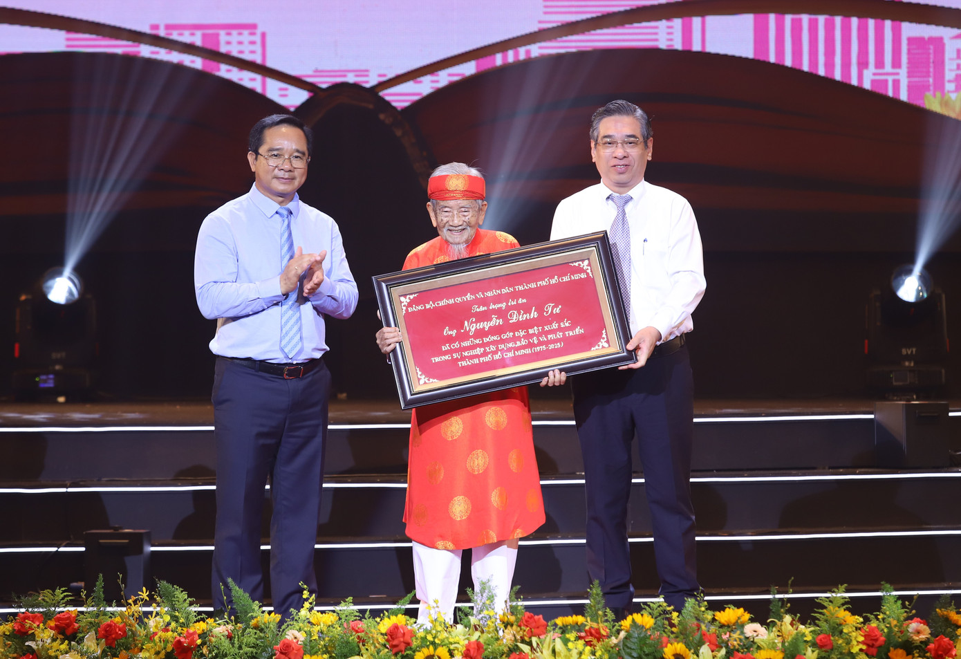 Nhà nghiên cứu hơn 100 tuổi Nguyễn Đình Tư đón nhận tình cảm tri ân từ các lãnh đạo TPHCM.