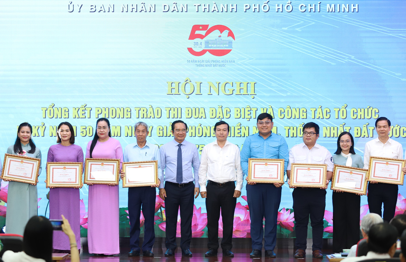 Chủ tịch UBND TPHCM Nguyễn Văn Được (thứ 5 từ trái qua) trao bằng khen cho các tập thể, cá nhân tiêu biểu trong phong trào thi đua sáng tạo đặc biệt chào mừng kỷ niệm 50 năm Giải phóng miền Nam, thống nhất đất nước. Ảnh: Ngô Tùng