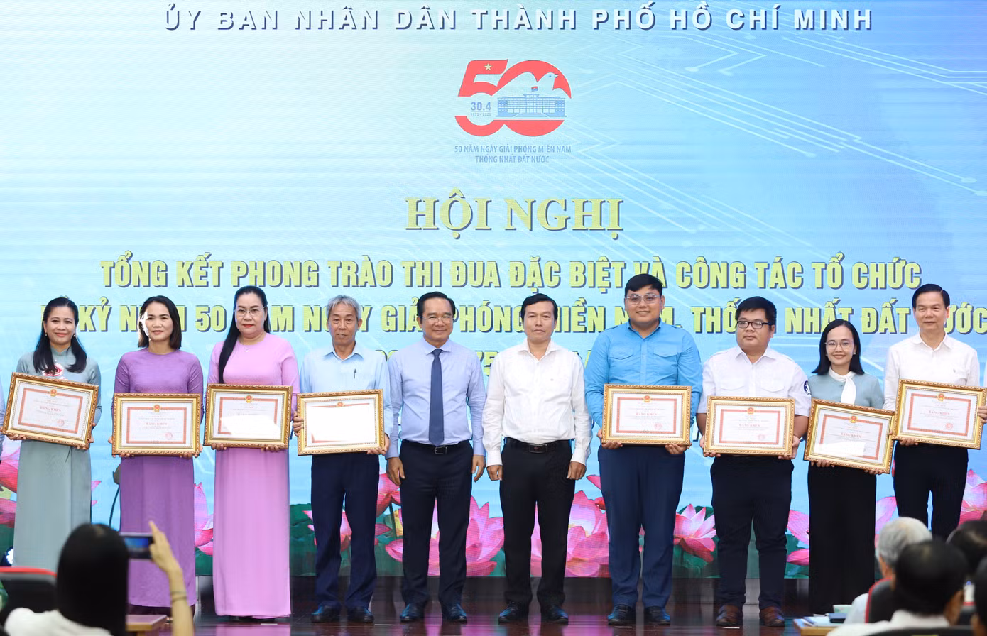 Chủ tịch UBND TPHCM Nguyễn Văn Được (thứ 5 từ trái qua) trao bằng khen cho các tập thể, cá nhân tiêu biểu trong phong trào thi đua sáng tạo đặc biệt chào mừng kỷ niệm 50 năm Giải phóng miền Nam, thống nhất đất nước. Ảnh: Ngô Tùng Chủ tịch UBND TPHCM Nguyễn Văn Được (thứ 5 từ trái qua) trao bằng khen cho các tập thể, cá nhân tiêu biểu trong phong trào thi đua sáng tạo đặc biệt chào mừng kỷ niệm 50 năm Giải phóng miền Nam, thống nhất đất nước. Ảnh: Ngô Tùng