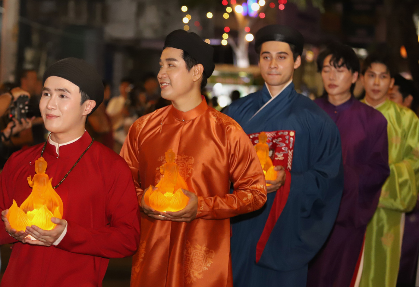 Diễn viên Huỳnh Lập, MC Nguyên Khang, nam vương Tuấn Ngọc hoan hỉ được góp sức trong hoạt động kính mừng Phật đản.