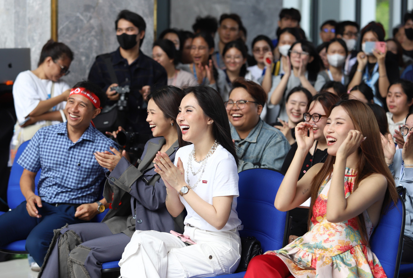 Các nghệ sĩ khách mời phấn khích trước những tiết mục bùng nổ của sinh viên.