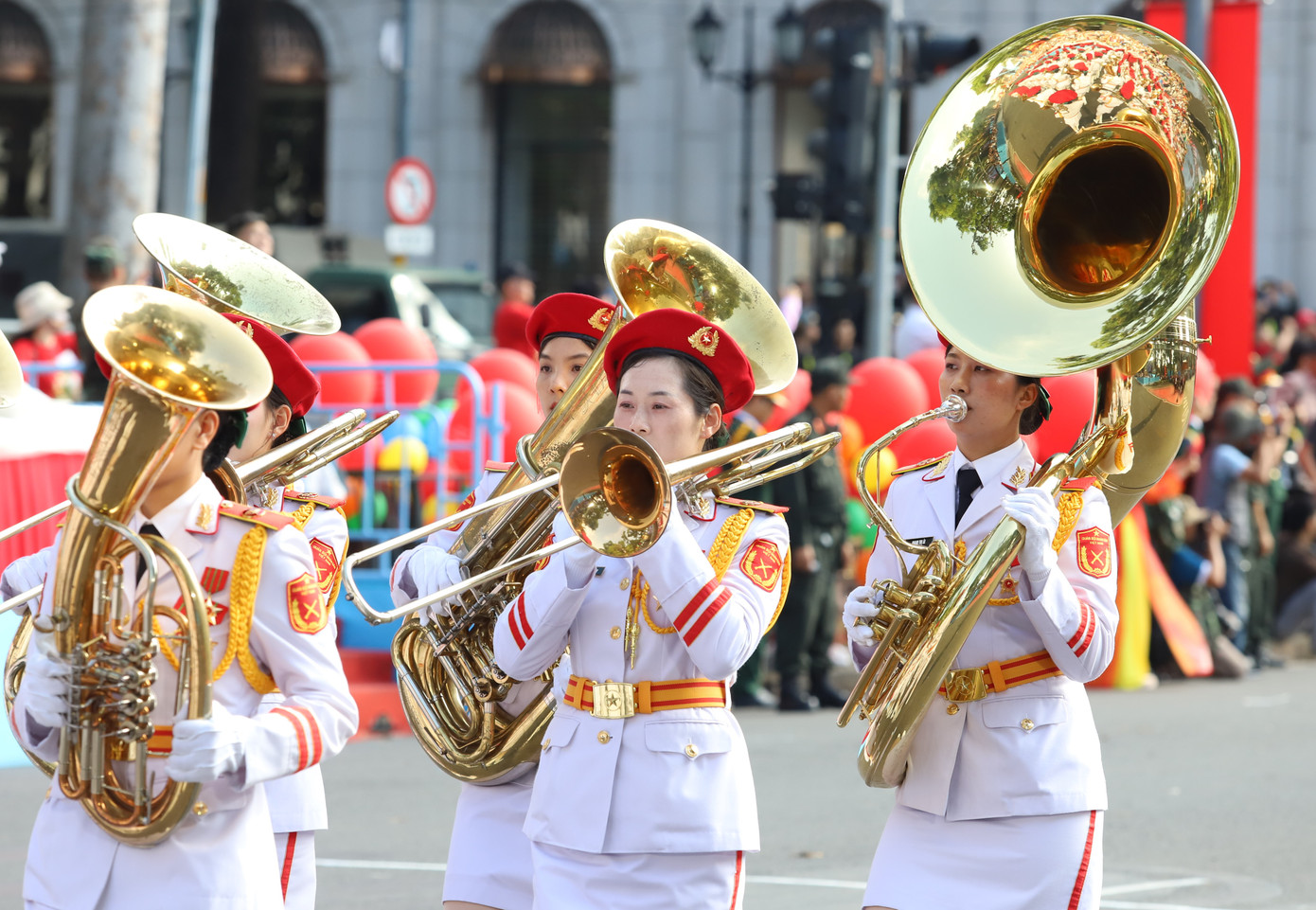 Khối nữ Quân nhạc mang đến không khí sôi nổi, hùng tráng.