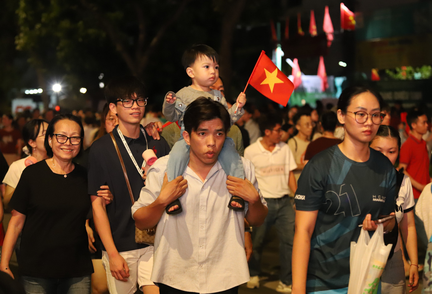 Người dân trật tự, vui vẻ trở về sau khi xem sơ duyệt tối 25/4. Ảnh: Ngô Tùng