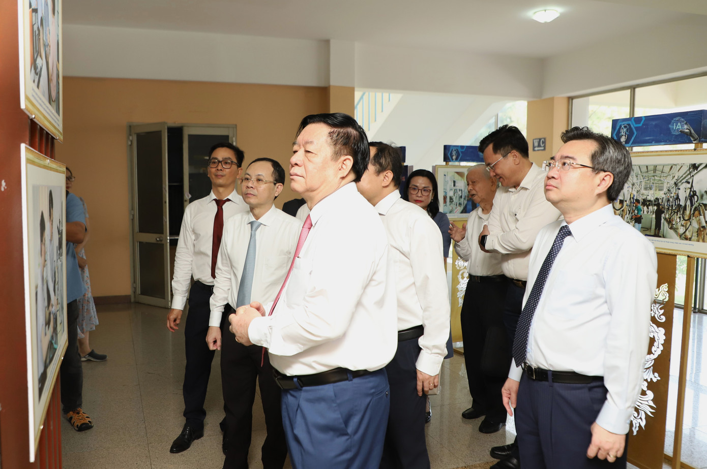 Trước khi diễn ra hội nghị, các lãnh đạo Trung ương và TPHCM tham quan triển lãm ảnh thành tựu xây dựng và phát triển TPHCM. Ảnh: Ngô Tùng