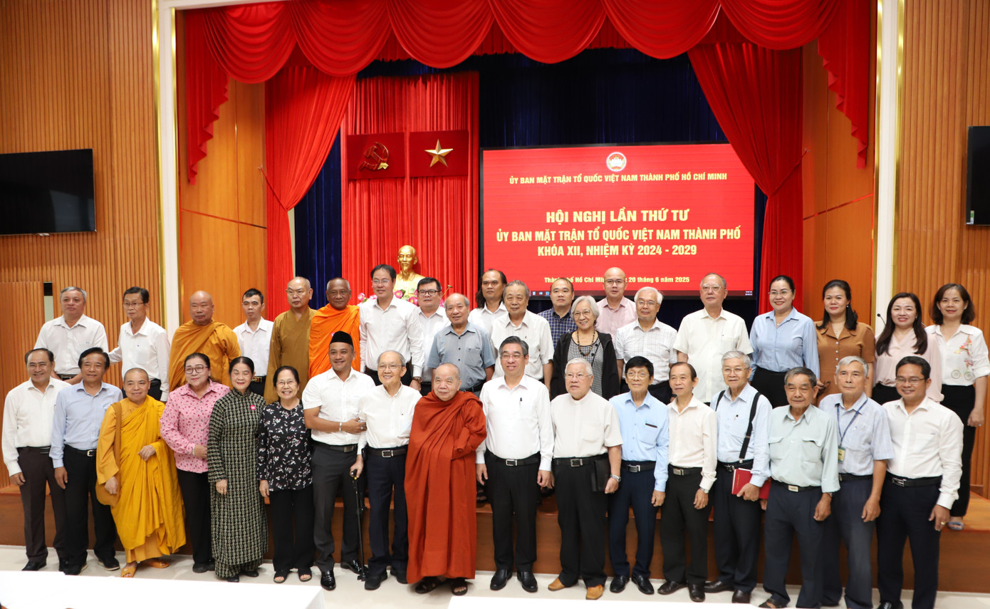 Các vị ủy viên và cán bộ MTTQ Việt Nam TPHCM khóa XII.