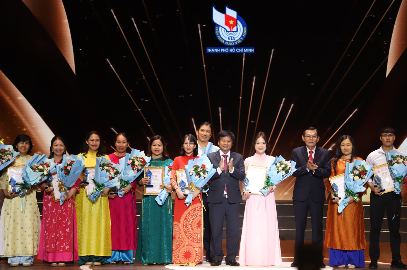 Lãnh đạo TPHCM trao giải báo chí thành phố cho phóng viên các cơ quan báo chí. Ảnh: Ngô Tùng.