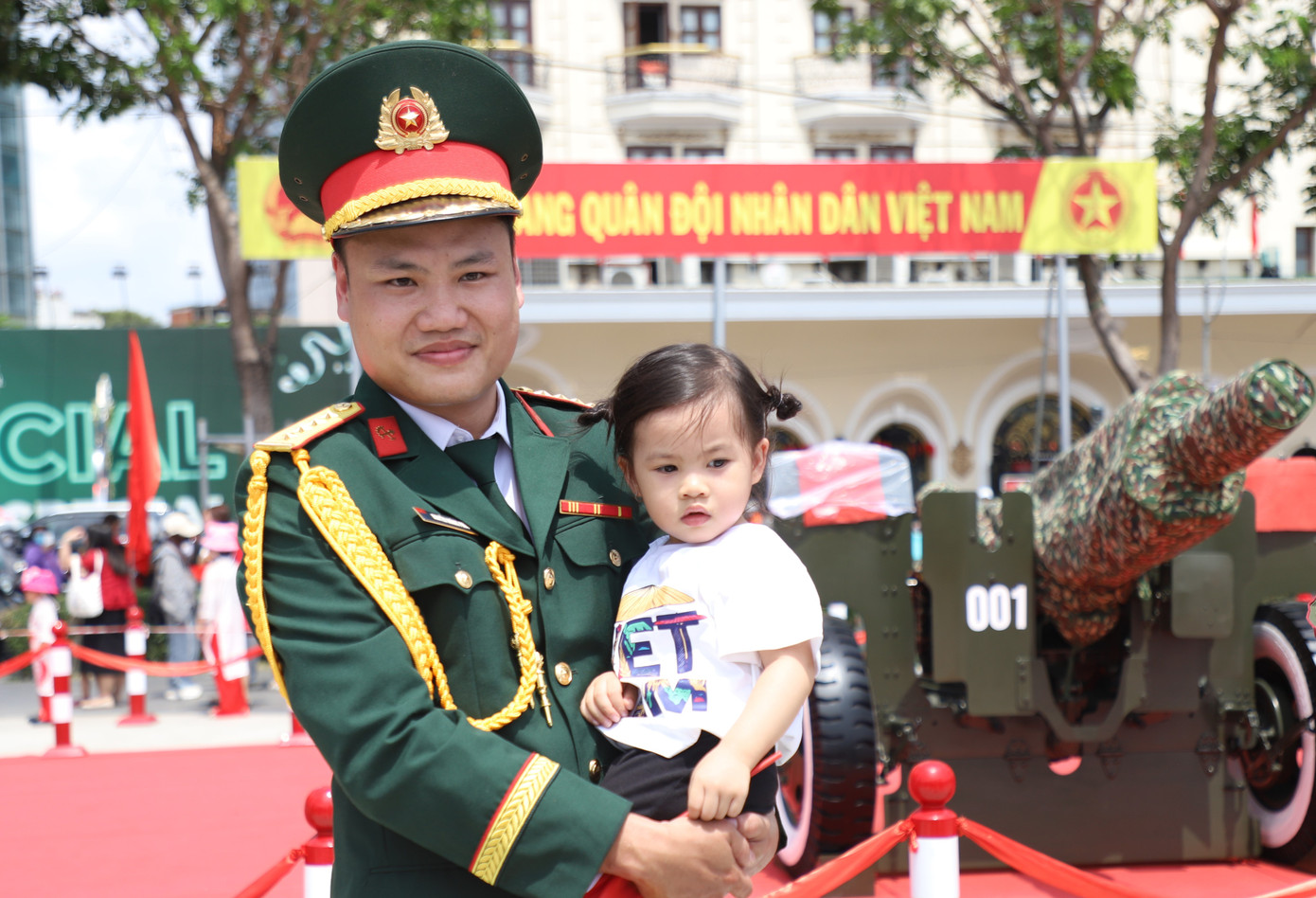 Hình ảnh vừa trang trọng vừa thân thuộc của người quân nhân Quân đội Việt Nam anh hùng đã tạo sự quý mến, thiện cảm đối với nhiều người.