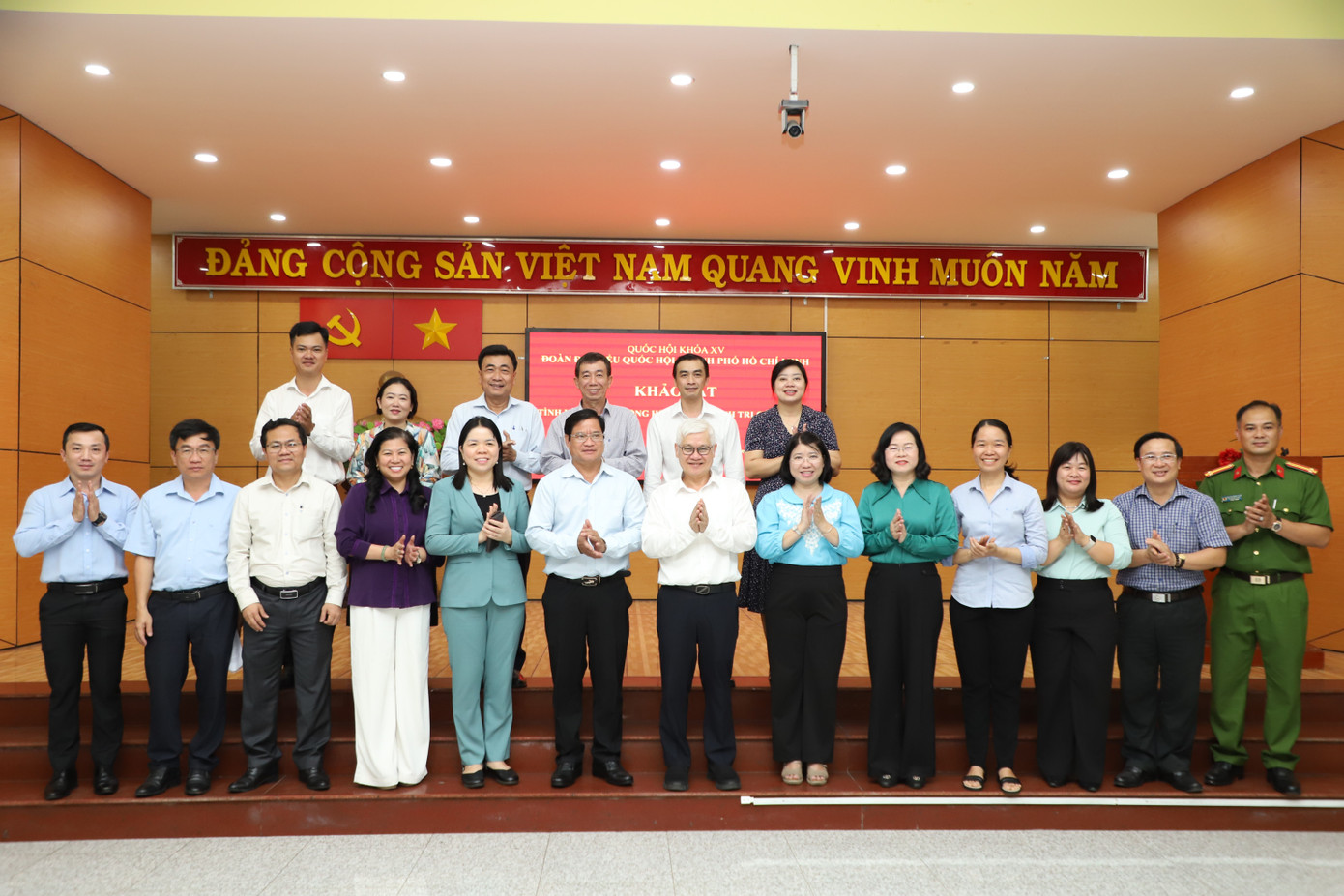 Đoàn công tác cùng đội ngũ cán bộ lãnh đạo phường Đông Hưng Thuận tại buổi làm việc sáng 10/7.