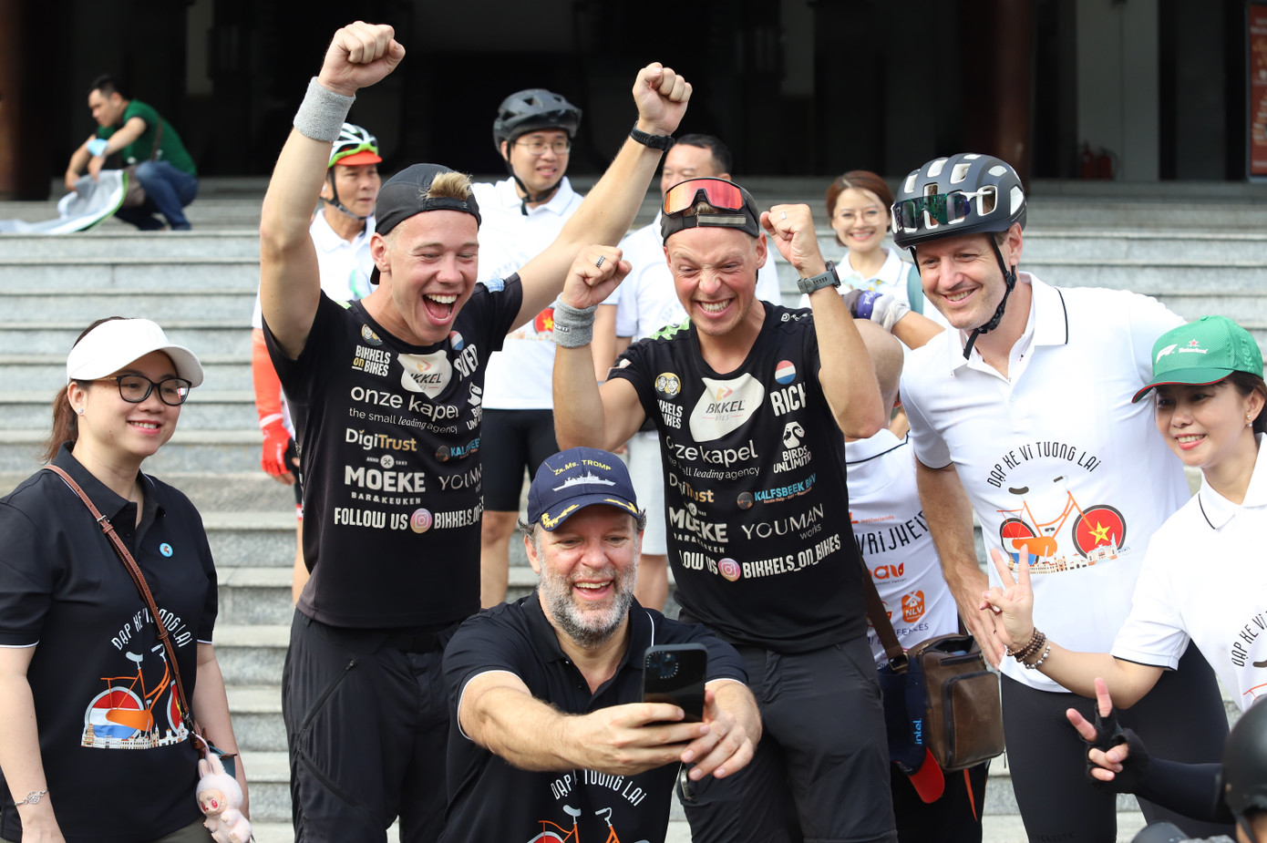 Tổng Lãnh sự quán Vương quốc Hà Lan tại TPHCM Daniel Coenraad Stork chụp hình kỷ niệm với hai công dân ưu tú của đất nước mình.