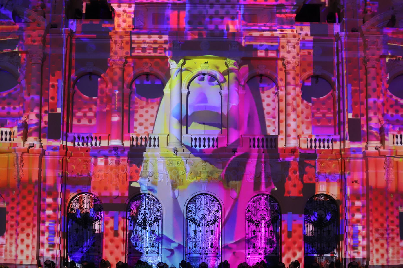 Trước đó, đại diện các đội thi đến từ Pháp, Bỉ, Singapore đã có màn trình diễn ngắn giới thiệu sơ nét về truyền thống văn hóa đặc sắc của mình. Những buổi tiếp theo, các quốc gia này sẽ tiếp tục có màn trình diễn gửi đến đông đảo người dân Việt Nam và quốc tế. Trước đó, đại diện các đội thi đến từ Pháp, Bỉ, Singapore đã có màn trình diễn ngắn giới thiệu sơ nét về truyền thống văn hóa đặc sắc của mình. Những buổi tiếp theo, các quốc gia này sẽ tiếp tục có màn trình diễn gửi đến đông đảo người dân Việt Nam và quốc tế.