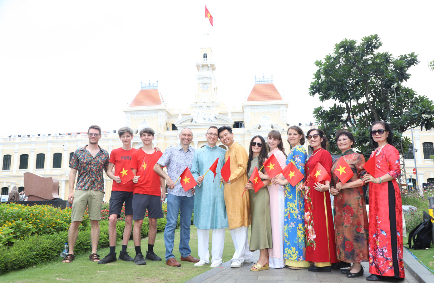 Người dân trong nước và du khách cùng lưu lại những khoảnh khắc đẹp với cờ đỏ sao vàng giữa lòng thành phố mang tên Bác.