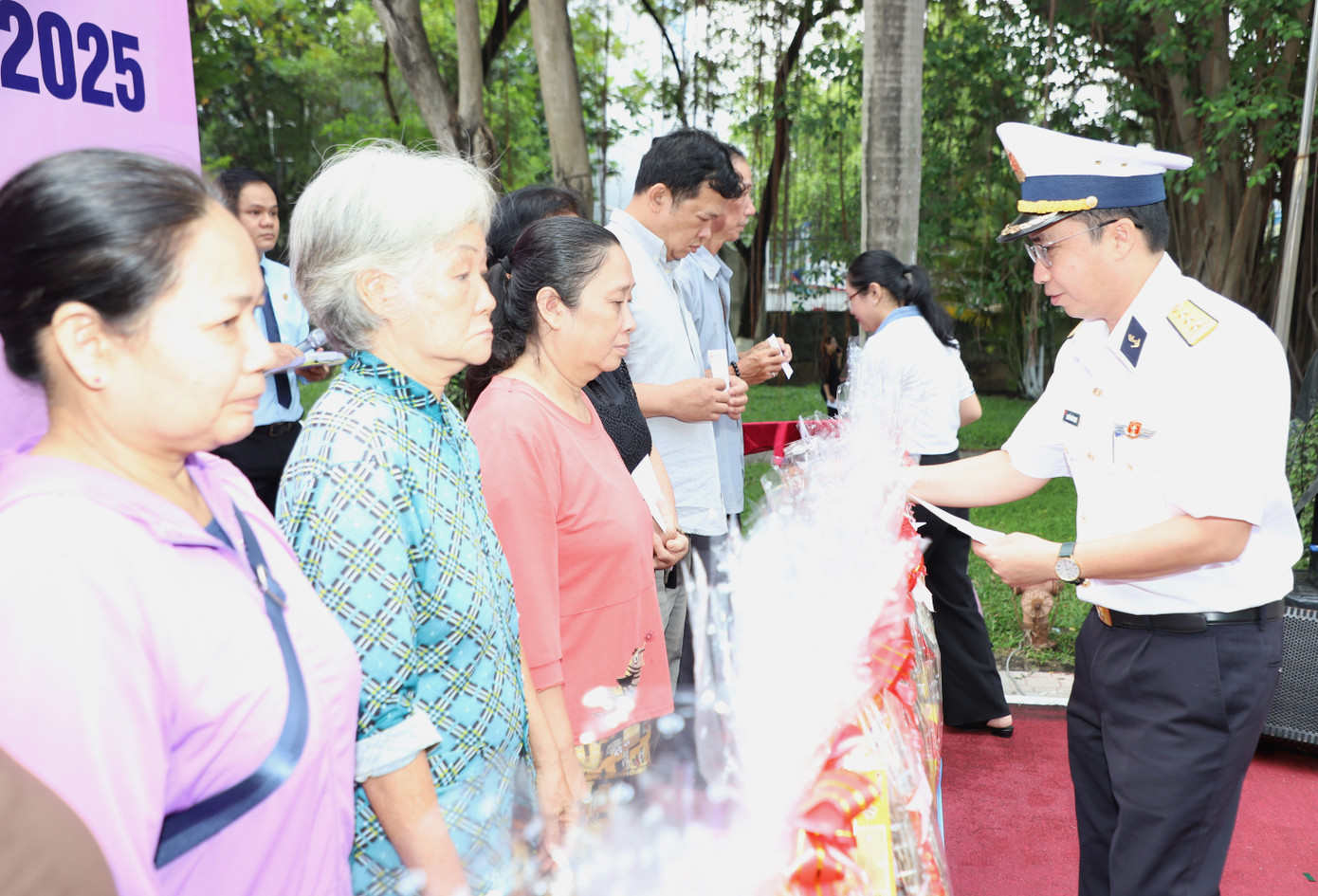 Lãnh đạo TPHCM và các Mạnh thường quân trao quà Tết cho các hoàn cảnh khó khăn. Lãnh đạo TPHCM và các Mạnh thường quân trao quà Tết cho các hoàn cảnh khó khăn.