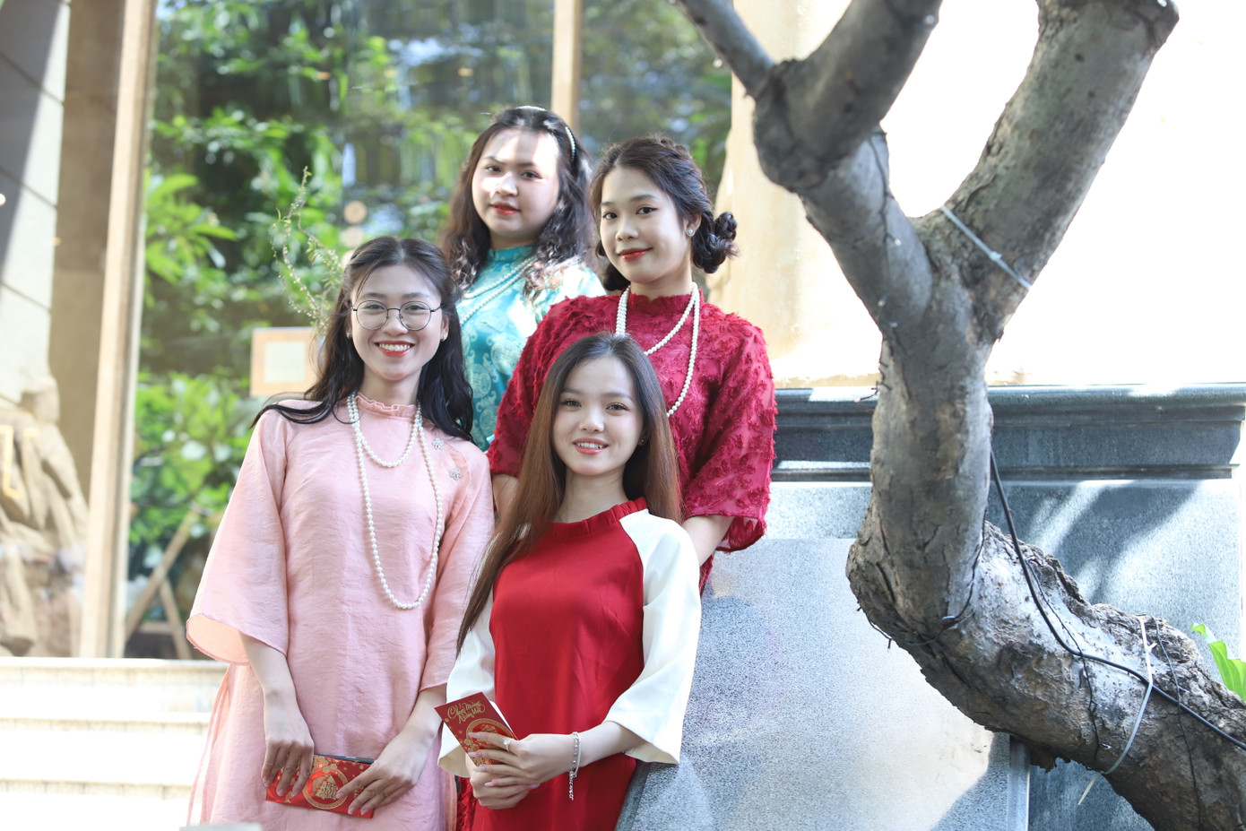 Trong không khí hân hoan chào năm mới 2025 và đón Tết cổ truyền Ất Tỵ, rất nhiều bạn trẻ nô nức tìm đến các không gian đậm chất xuân ở TPHCM để chụp ảnh kỷ niệm.