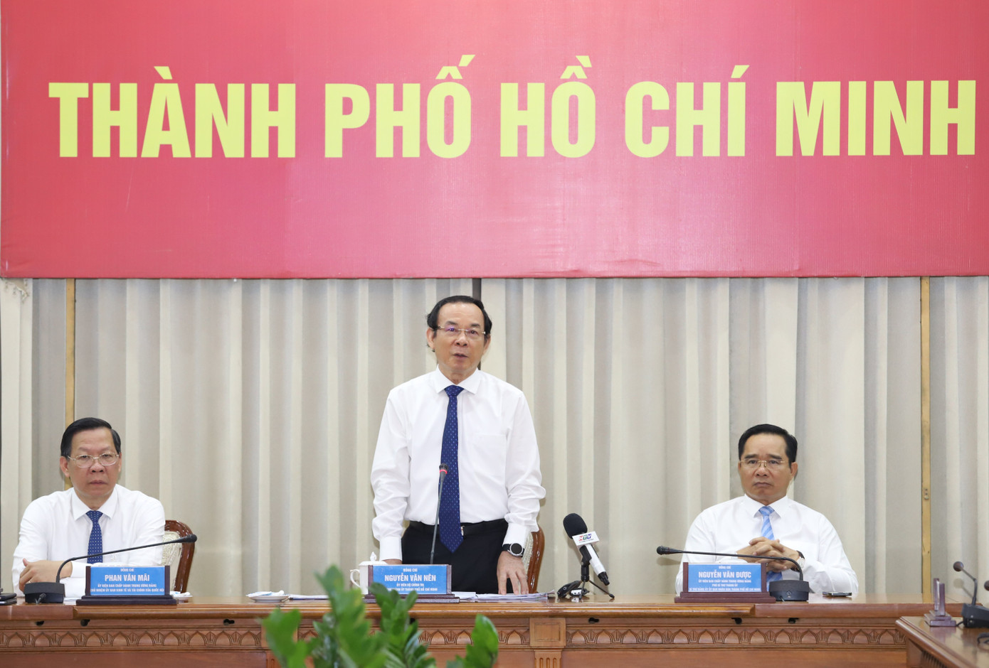 Bí thư Thành ủy TPHCM Nguyễn Văn Nên phát biểu giao nhiệm vụ cho các cán bộ. Bí thư Thành ủy TPHCM Nguyễn Văn Nên phát biểu giao nhiệm vụ cho các cán bộ.