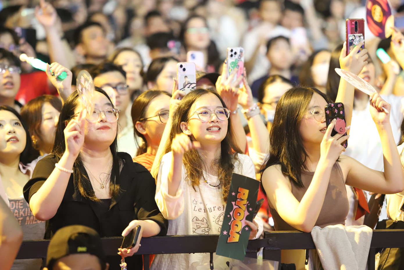 Khán giả trẻ phấn khích cổ động đêm nhạc.
