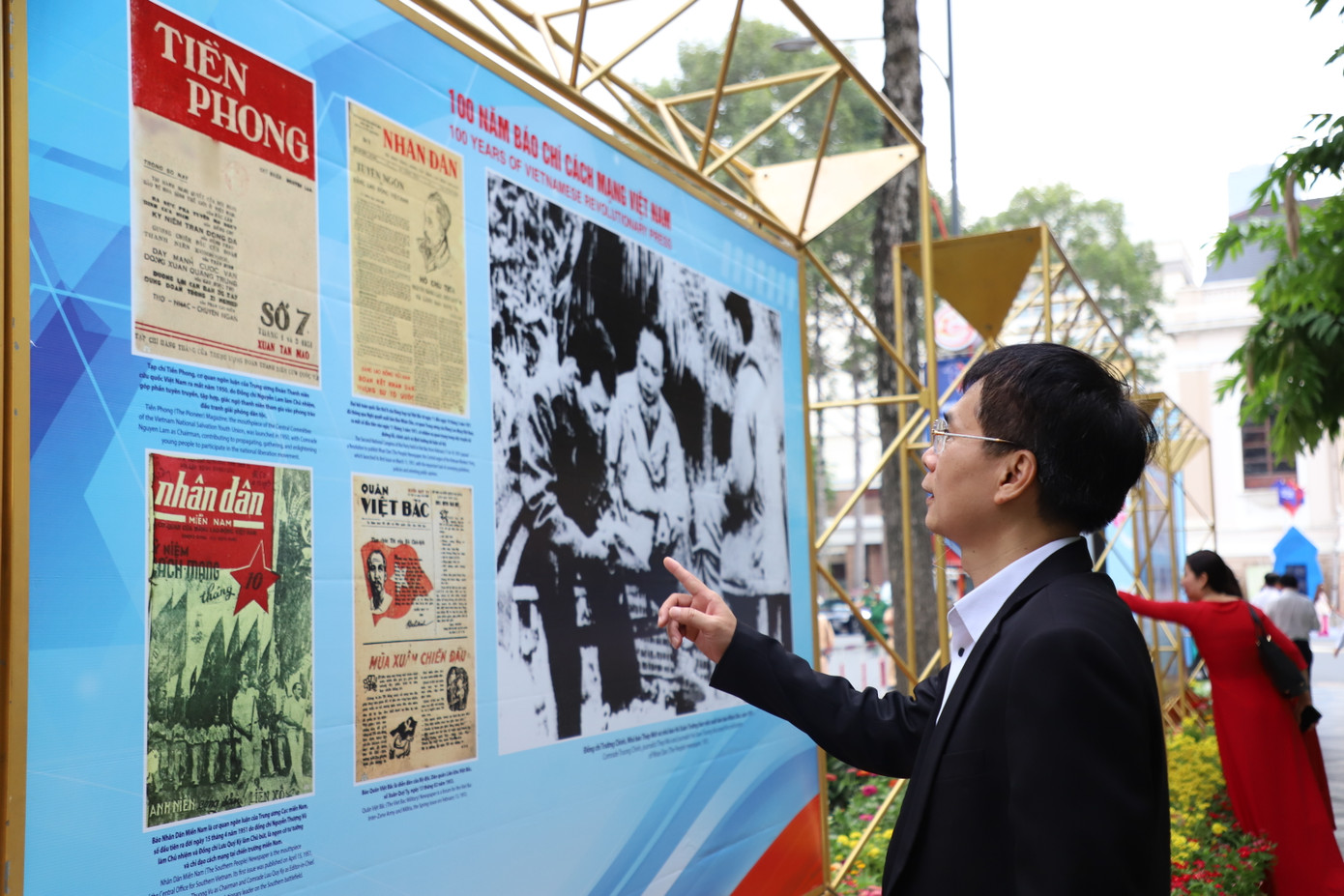 Ấn bản Báo Tiền Phong số tháng 1-2/1951 (Xuân Tân Mão) được trưng bày trang trọng tại triển lãm trước Công viên Lam Sơn.