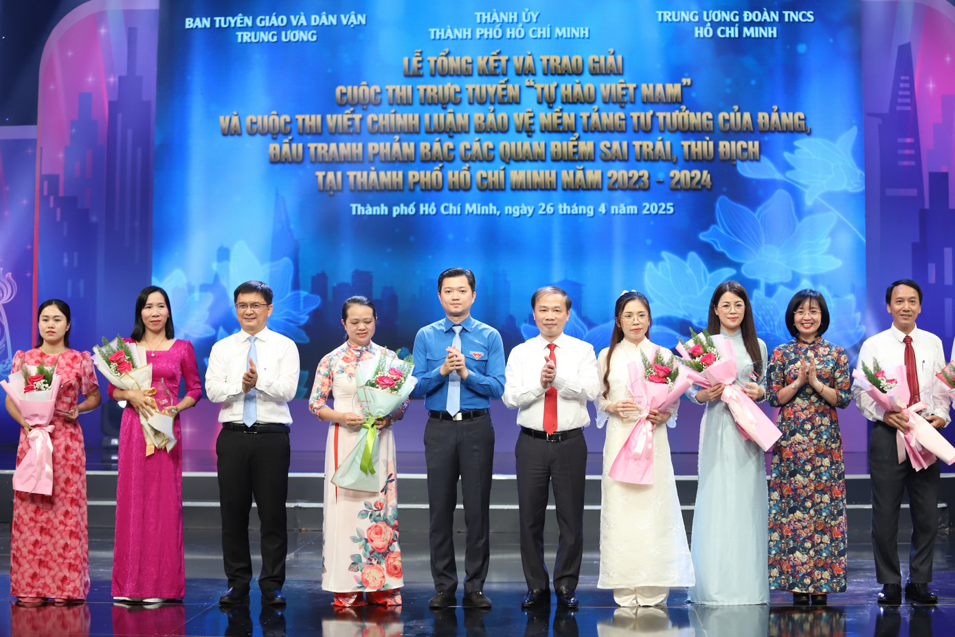 Lãnh đạo Ban Tuyên giáo và Dân vận Trung ương, Trung ương Đoàn và TPHCM trao thưởng cho các tác giả đạt giải. Ảnh: Ngô Tùng