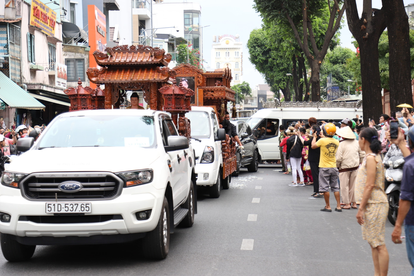 Ngay khi đoàn xe đưa tang di chuyển ra cổng nhà tang lễ, nhiều người đã đưa tay vẫy chào tiễn biệt người nghệ sĩ mà mình quý mến, ngưỡng mộ. Ngay khi đoàn xe đưa tang di chuyển ra cổng nhà tang lễ, nhiều người đã đưa tay vẫy chào tiễn biệt người nghệ sĩ mà mình quý mến, ngưỡng mộ.