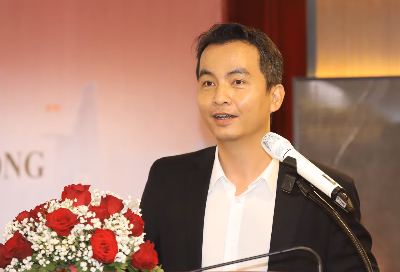 PGS.TS Bùi Quốc Bảo chia sẻ tại buổi họp mặt. Ảnh: Ngô Tùng