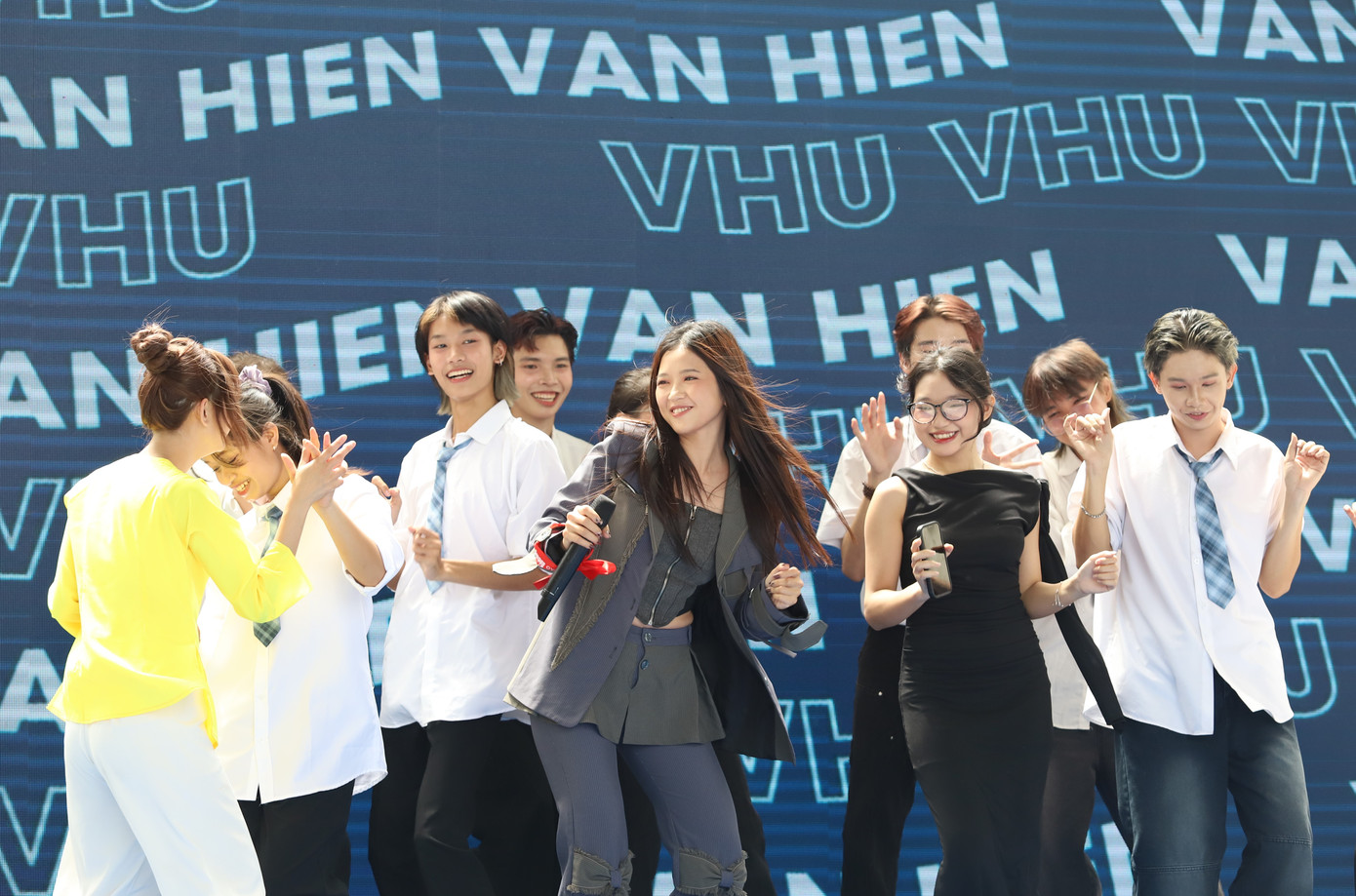 Bạn trẻ &quot;quẩy&quot; hết mình cùng ca sĩ Suni Hạ Linh.