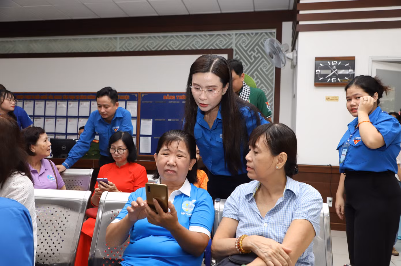 Lãnh đạo Trung ương Đoàn và TPHCM thăm hỏi, trao đổi với người dân đến cơ quan công quyền làm thủ tục hành chính. Ảnh: Ngô Tùng