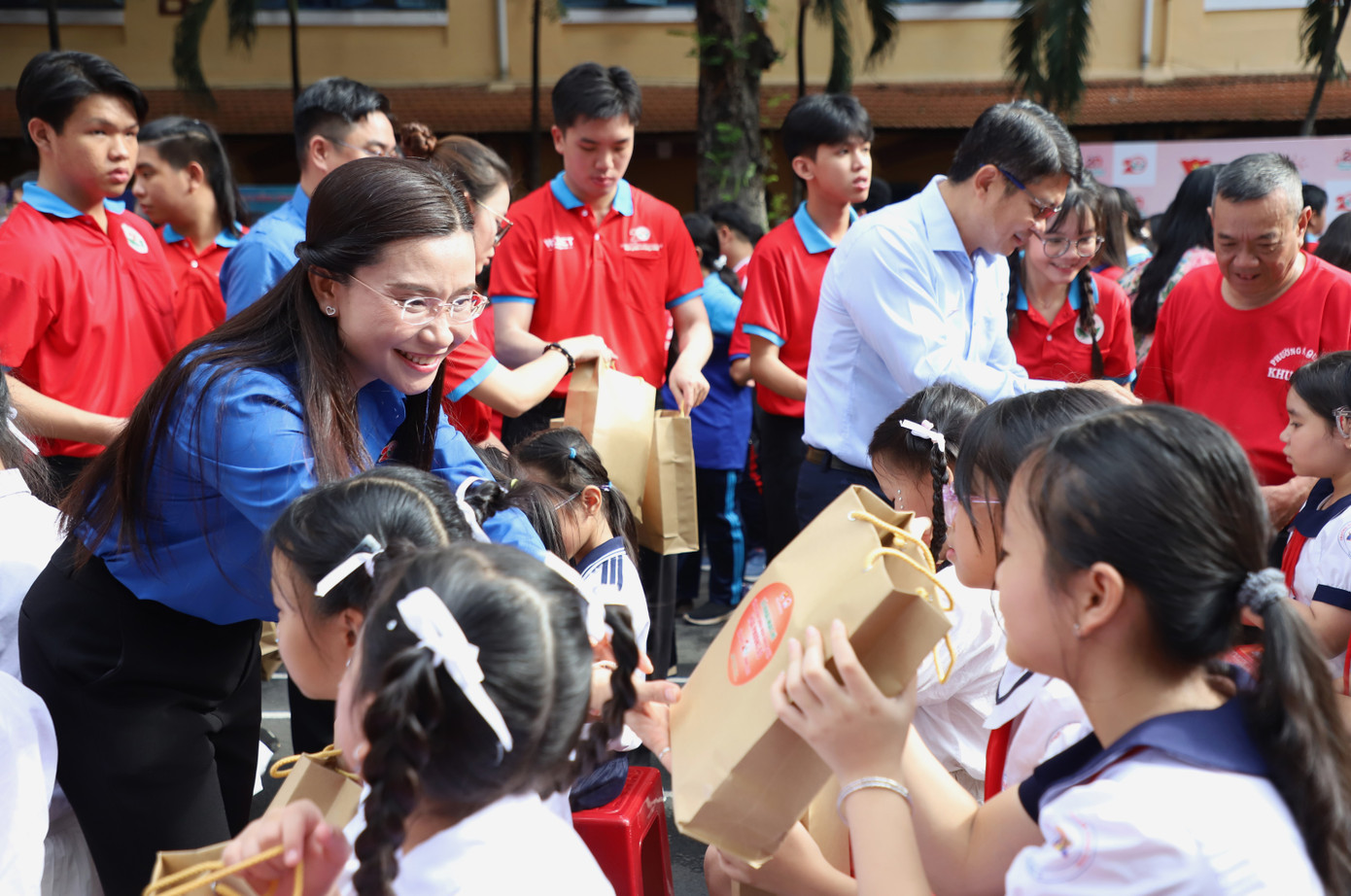 Ban tổ chức gửi tặng phần quà động viên các em thiếu nhi trong ngày Quốc tế Thiếu nhi. Ban tổ chức gửi tặng phần quà động viên các em thiếu nhi trong ngày Quốc tế Thiếu nhi.