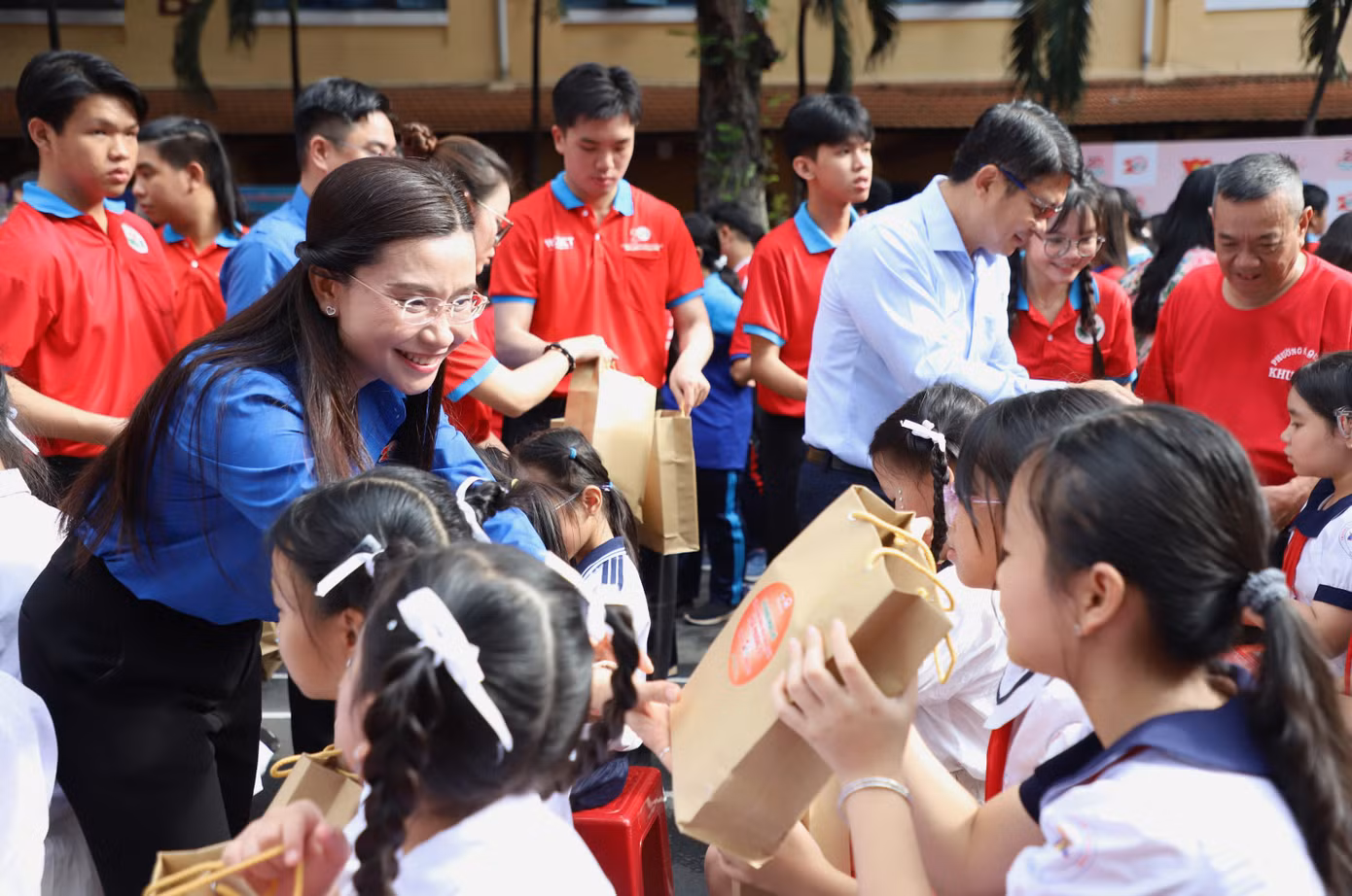 Ban tổ chức gửi tặng phần quà động viên các em thiếu nhi trong ngày Quốc tế Thiếu nhi.
