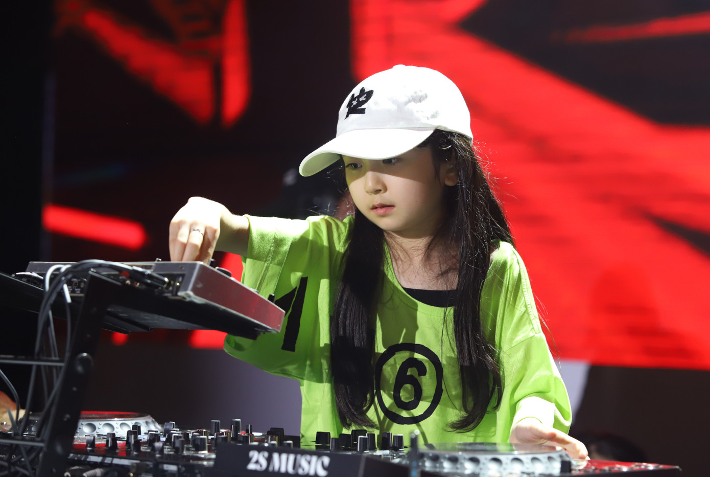 Dù mới 8 tuổi, cô bé tỏ ra chuyên nghiệp với những thao tác kỹ thuật cũng như tương tác với khán giả trong bầu không khí âm nhạc cuồng nhiệt.