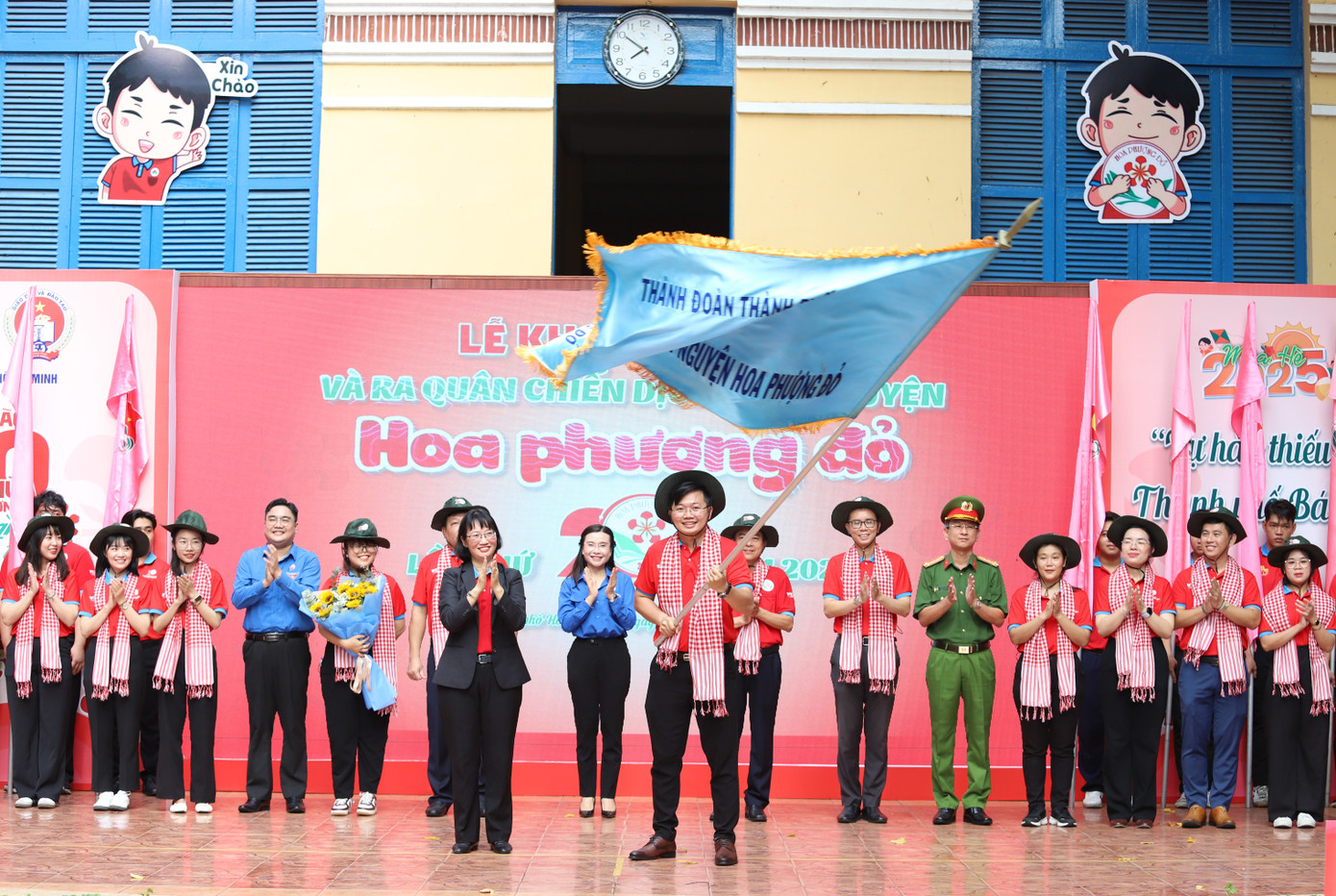 Lãnh đạo TPHCM trao cờ xuất quân Chiến dịch Hoa phượng đỏ 2025. Lãnh đạo TPHCM trao cờ xuất quân Chiến dịch Hoa phượng đỏ 2025.