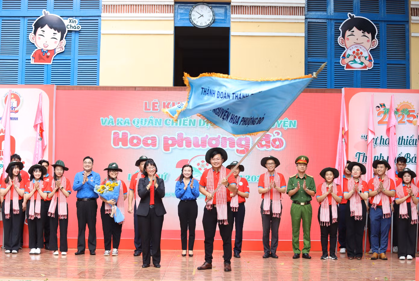 Lãnh đạo TPHCM trao cờ xuất quân Chiến dịch Hoa phượng đỏ 2025.