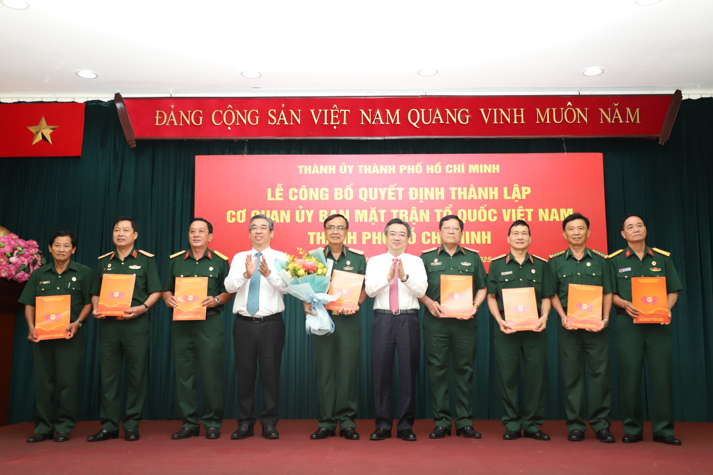 Trao quyết định cho Hội Cựu chiến binh TPHCM. Trao quyết định cho Hội Cựu chiến binh TPHCM.