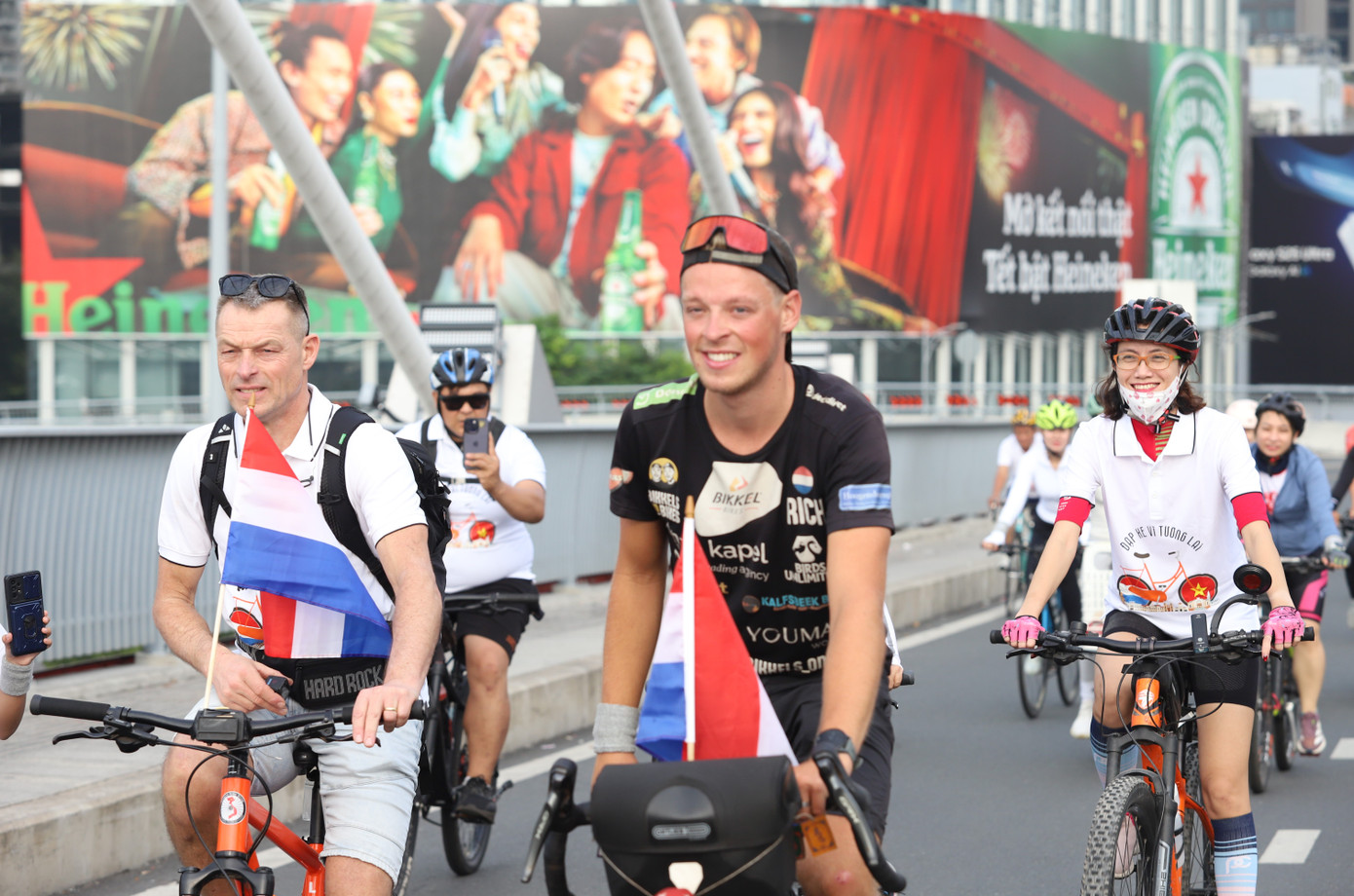 Rick Keijzer cùng các thành viên đoàn đạp xe đi qua nhiều địa điểm là biểu tượng của TPHCM như cầu Ba Son, trụ sở UBND TPHCM, công viên Tao Đàn, Dinh Thống Nhất...